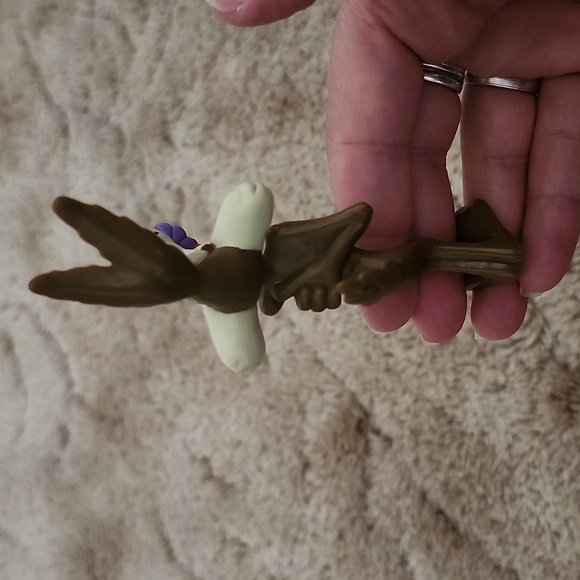1994 Warner Brothers Tyco Wiley Coyote smelling flower dynamite plastic figurine - Picture 5 of 6